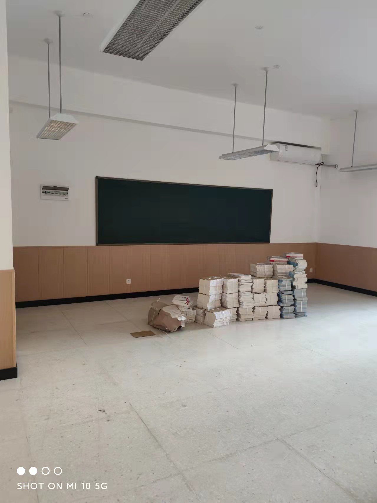 學(xué)校墻板竹木纖維木飾面安裝完成